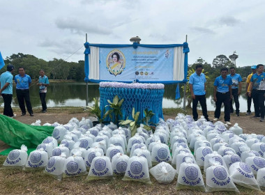 เข้าร่วมพิธีปล่อยพันธุ์สัตว์น้ำเนื่องในวันเฉลิมพระชนมพรรษาสมเด็จพระนางเจ้าสิริกิติ์พระบรมราชินีนาถ พระบรมราชชนนีพันปีหลวง 12 สิงหาคม 2558 ... พารามิเตอร์รูปภาพ 10
