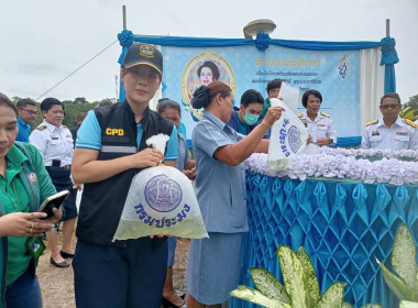 เข้าร่วมพิธีปล่อยพันธุ์สัตว์น้ำเนื่องในวันเฉลิมพระชนมพรรษาสมเด็จพระนางเจ้าสิริกิติ์พระบรมราชินีนาถ พระบรมราชชนนีพันปีหลวง 12 สิงหาคม 2558 ... พารามิเตอร์รูปภาพ 8