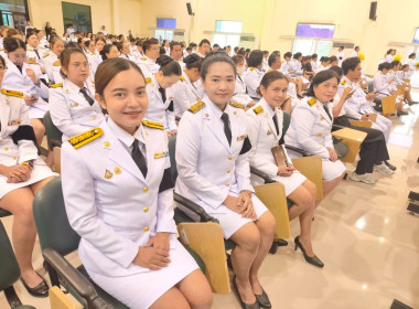 พิธีวางพานพุ่มดอกไม้สดถวายราชสักการะเนื่องในวันพระบิดาแห่งฝนหลวง ณ หอประชุมจังหวัดชุมพร ตำบลนาชะอัง อำเภอเมืองชุมพร จังหวัดชุมพร ... พารามิเตอร์รูปภาพ 9