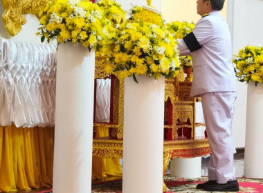 พิธีวางพานพุ่มดอกไม้สดถวายราชสักการะเนื่องในวันพระบิดาแห่งฝนหลวง ณ หอประชุมจังหวัดชุมพร ตำบลนาชะอัง อำเภอเมืองชุมพร จังหวัดชุมพร ... พารามิเตอร์รูปภาพ 1