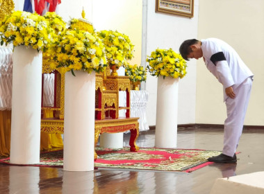 พิธีวางพานพุ่มดอกไม้สดถวายราชสักการะเนื่องในวันพระบิดาแห่งฝนหลวง ณ หอประชุมจังหวัดชุมพร ตำบลนาชะอัง อำเภอเมืองชุมพร จังหวัดชุมพร ... พารามิเตอร์รูปภาพ 3