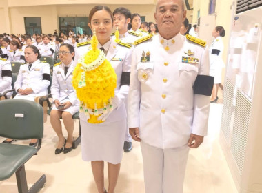 พิธีวางพานพุ่มดอกไม้สดถวายราชสักการะเนื่องในวันพระบิดาแห่งฝนหลวง ณ หอประชุมจังหวัดชุมพร ตำบลนาชะอัง อำเภอเมืองชุมพร จังหวัดชุมพร ... พารามิเตอร์รูปภาพ 4
