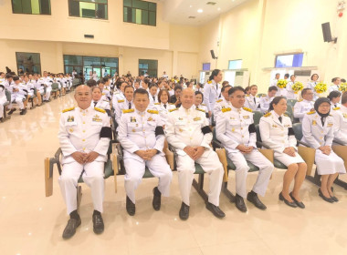 พิธีวางพานพุ่มดอกไม้สดถวายราชสักการะเนื่องในวันพระบิดาแห่งฝนหลวง ณ หอประชุมจังหวัดชุมพร ตำบลนาชะอัง อำเภอเมืองชุมพร จังหวัดชุมพร ... พารามิเตอร์รูปภาพ 8