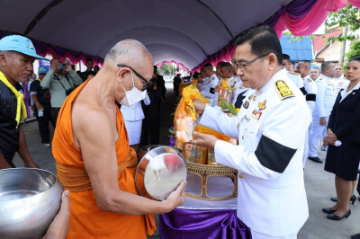 ร่วมพิธีเจริญพระพุทธมนต์และทำบุญตักบาตรถวายพระราชกุศลแด่พระบาทสมเด็จพระมงกุฏเกล้าเจ้าอยู่หัว และถวายพระกุศลแด่สมเด็จพระเจ้าภคินีเธอ เจ้าฟ้าเพชรรัตนราชสุดาสิริโสภาพัณณวดี ณ วัดชุมพรรังสรรค์(พระอารามหลวง) ตำบลนาทุ่ง อำเภอเมืองชุมพร จังหวัดชุมพร ... พารามิเตอร์รูปภาพ 1