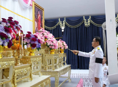 ร่วมพิธีเจริญพระพุทธมนต์และทำบุญตักบาตรถวายพระราชกุศลแด่พระบาทสมเด็จพระมงกุฏเกล้าเจ้าอยู่หัว และถวายพระกุศลแด่สมเด็จพระเจ้าภคินีเธอ เจ้าฟ้าเพชรรัตนราชสุดาสิริโสภาพัณณวดี ณ วัดชุมพรรังสรรค์(พระอารามหลวง) ตำบลนาทุ่ง อำเภอเมืองชุมพร จังหวัดชุมพร ... พารามิเตอร์รูปภาพ 2