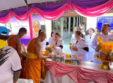 ร่วมพิธีเจริญพระพุทธมนต์และทำบุญตักบาตรถวายพระราชกุศลแด่พระบาทสมเด็จพระมงกุฏเกล้าเจ้าอยู่หัว และถวายพระกุศลแด่สมเด็จพระเจ้าภคินีเธอ เจ้าฟ้าเพชรรัตนราชสุดาสิริโสภาพัณณวดี ณ วัดชุมพรรังสรรค์(พระอารามหลวง) ตำบลนาทุ่ง อำเภอเมืองชุมพร จังหวัดชุมพร ... พารามิเตอร์รูปภาพ 4