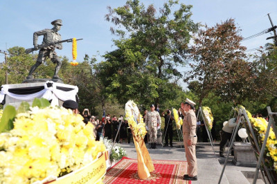 ร่วมพิธีวางพวงมาลาอนุสาวรีย์ไทย (ยุวชนทหาร) ณ ... พารามิเตอร์รูปภาพ 1