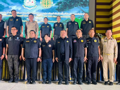 ร่วมเป็นเกียรติในพิธีมอบสมุดประจำตัวผู้ได้รับการแก้ไขปัญหาการอยู่อาศัยทำกินในพื้นที่ป่าสงวนแห่งชาติ ณโรงเรียนรัชดาภิเษก อำเภอท่าแซะ จังหวัดชุมพร ... พารามิเตอร์รูปภาพ 1
