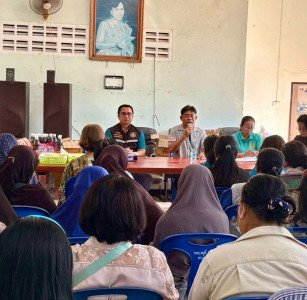 ประชุมเพื่อชี้แจงให้กับราษฎรที่อาศัยอยู่ในพื้นที่สงวนหวงห้ามเพื่อกิจการของนิคม ริมถนนสายประวัตินิคม ณ ศาลาประชาคมหมู่ 13 ตำบลท่าแซะ อำเภอท่าแซะ ... พารามิเตอร์รูปภาพ 1