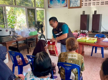 ประชุมเพื่อชี้แจงให้กับราษฎรที่อาศัยอยู่ในพื้นที่สงวนหวงห้ามเพื่อกิจการของนิคม ริมถนนสายประวัตินิคม ณ ศาลาประชาคมหมู่ 13 ตำบลท่าแซะ อำเภอท่าแซะ ... พารามิเตอร์รูปภาพ 8